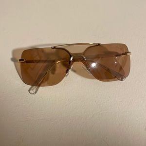 Sunglasses with a stylish look with a brown-ish tinted glass.